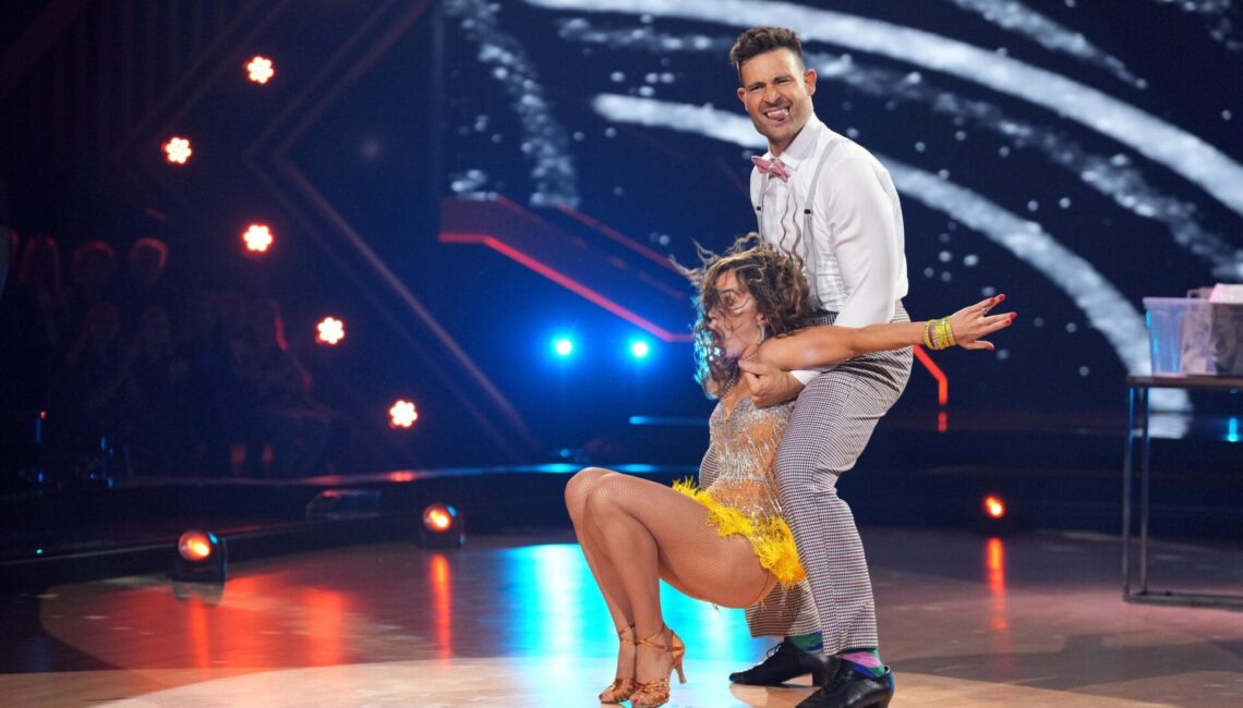 Marc Eggers und Renata Lusin tanzen Cha Cha Cha.

+++ Die Verwendung des sendungsbezogenen Materials ist nur mit dem Hinweis und Verlinkung auf RTL+ gestattet. +++