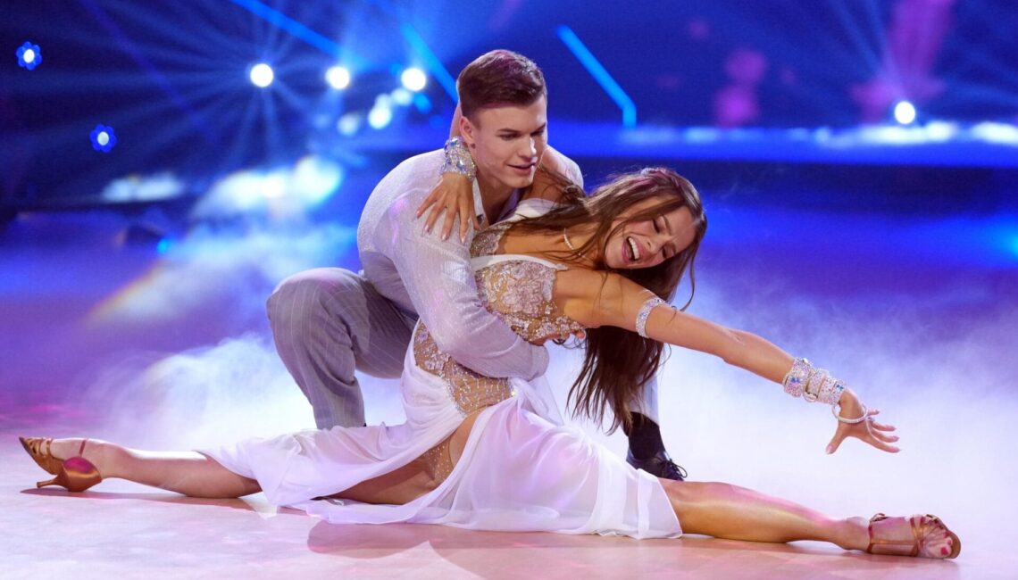 Taliso Engel und Patricija Ionel tanzen Rumba.

+++ Die Verwendung des sendungsbezogenen Materials ist nur mit dem Hinweis und Verlinkung auf RTL+ gestattet. +++