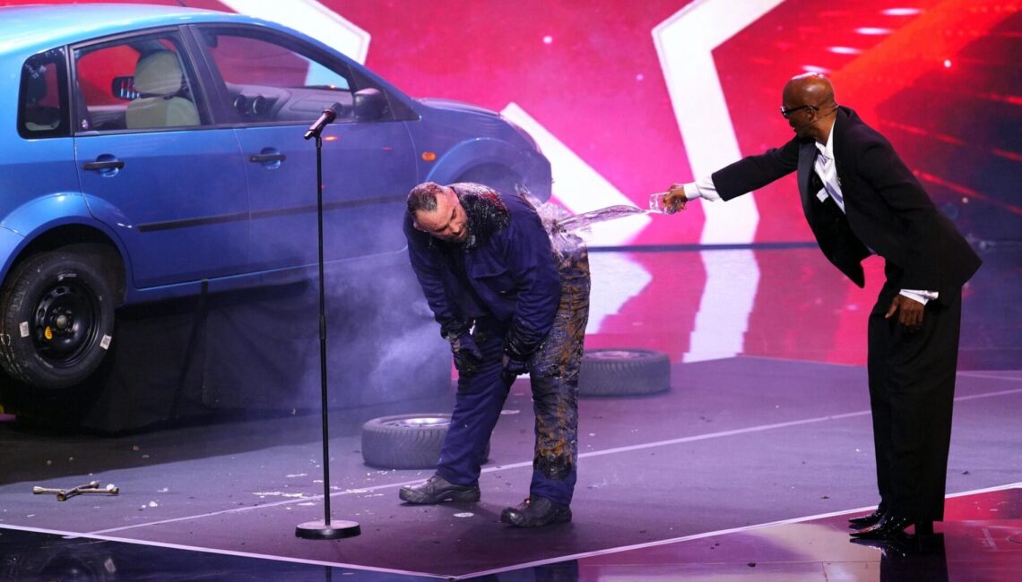Joe Tödtling aus Österreich präsentiert eine Feuer-Show. Jurymitglied Bruce Darnell löscht nach.


+++ Die Verwendung des sendungsbezogenen Materials ist nur mit dem Hinweis und Verlinkung auf RTL+ gestattet. +++