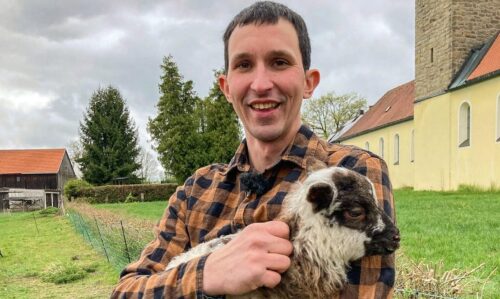 Schafhalter Michael aus Bayern.

+++ Die Verwendung des sendungsbezogenen Materials ist nur mit dem Hinweis und Verlinkung auf RTL+ gestattet. +++