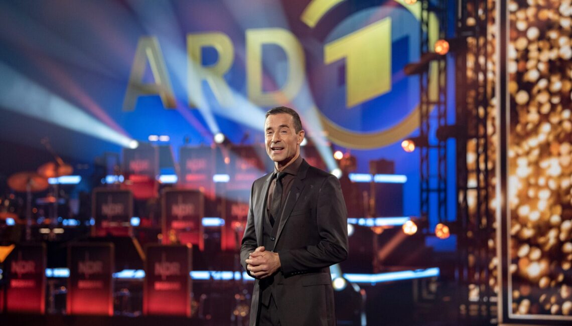 ARD/NDR 75 JAHRE ARD - DIE GROSSE JUBILÄUMSSHOW, am Samstag (05.04.25) um 20:15 Uhr im ERSTEN.
Moderator Kai Pflaume
© NDR/Thorsten Jander, honorarfrei - Verwendung gemäß der AGB im engen inhaltlichen, redaktionellen Zusammenhang mit genannter NDR-Sendung und bei Nennung "Bild: NDR/Thorsten Jander" (S2). NDR Presse und Information/Fotoredaktion, Tel: 040/4156-2333 oder -2305, pressefoto@ndr.de
