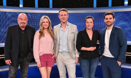 ARD/NDR GEFRAGT - GEJAGT, "Quiz-Marathon mit Alexander Bommes", am Samstag (10.05.25) um 20:15 Uhr im ERSTEN.
Moderator Alexander Bommes mit den Kandidaten: Florian Martens, Stefanie Stappenbeck, Eva Sixt und Lucas Reiber (v. l. n. r.).
© NDR/ARD/Uwe Ernst, honorarfrei - Verwendung gemäß der AGB im engen inhaltlichen, redaktionellen Zusammenhang mit genannter NDR-Sendung bei Nennung "Bild: NDR/ARD/Uwe Ernst" (S2+). NDR Presse und Information/Fotoredaktion, Tel: 040/4156-2333 oder -2305, pressefoto@ndr.de