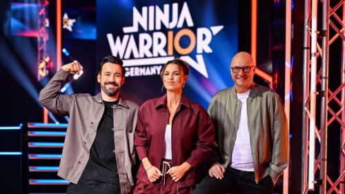 Jan Köppen (l.), Laura Wontorra, Frank "Buschi" Buschmann

+++ Die Verwendung des sendungsbezogenen Materials ist nur mit dem Hinweis und Verlinkung auf RTL+ gestattet. +++