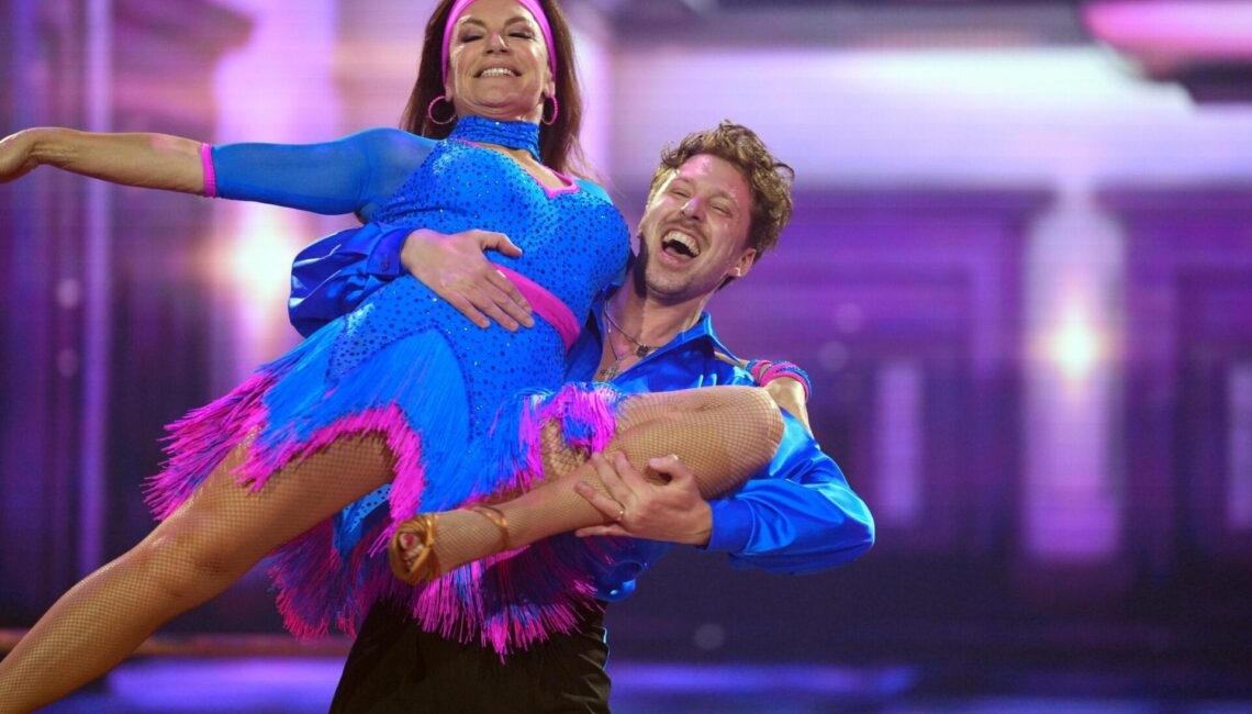 Christine Neubauer und Valentin Lusin tanzen Cha Cha Cha.

+++ Die Verwendung des sendungsbezogenen Materials ist nur mit dem Hinweis und Verlinkung auf RTL+ gestattet. +++
