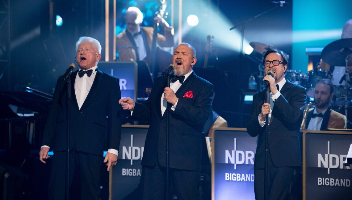 ARD/NDR 75 JAHRE ARD - DIE GROSSE JUBILÄUMSSHOW, am Samstag (05.04.25) um 20:15 Uhr im ERSTEN.
Die 3 "Tatort"-Tenöre Miroslav Nemec, Dietmar Bär und Jan Josef Liefers (v.l.) mit der NDR Big Band
© NDR/Thorsten Jander, honorarfrei - Verwendung gemäß der AGB im engen inhaltlichen, redaktionellen Zusammenhang mit genannter NDR-Sendung und bei Nennung "Bild: NDR/Thorsten Jander" (S2). NDR Presse und Information/Fotoredaktion, Tel: 040/4156-2333 oder -2305, pressefoto@ndr.de