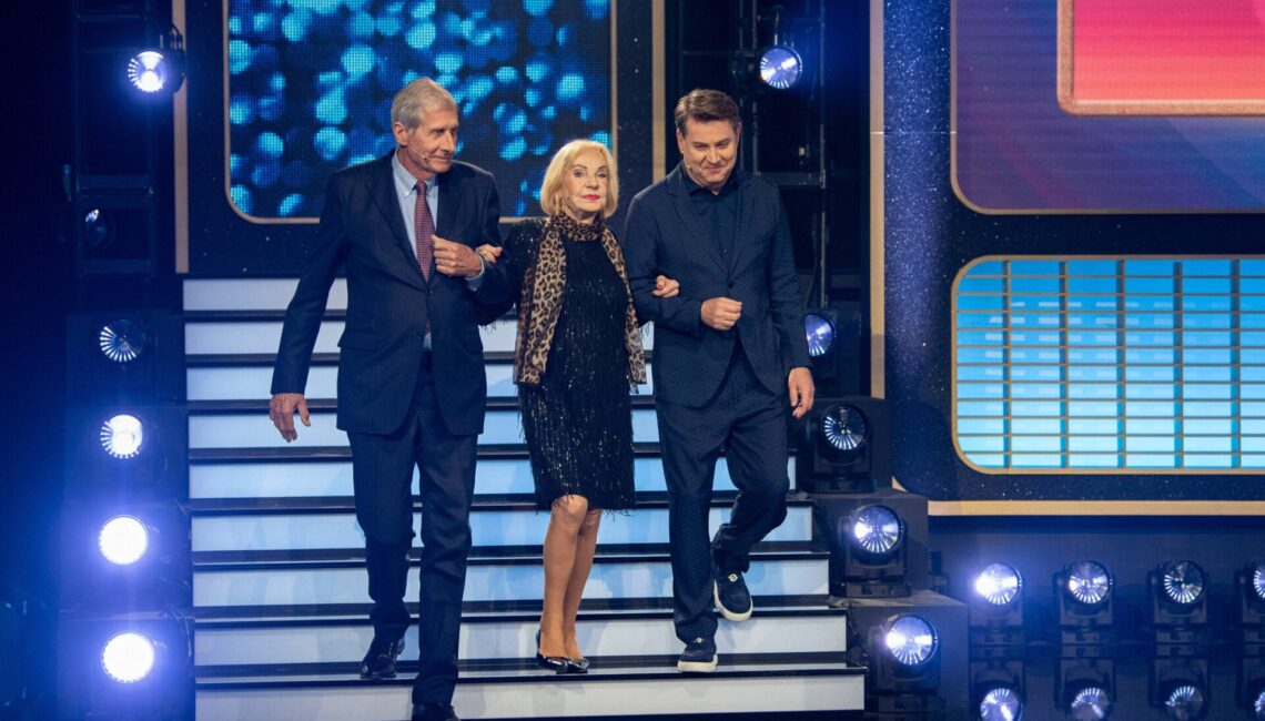ARD/NDR 75 JAHRE ARD - DIE GROSSE JUBILÄUMSSHOW, am Samstag (05.04.25) um 20:15 Uhr im ERSTEN.
Ulrich Wickert, Dagmar Berghoff und Jens Riewa (v.l.n.r.)
© NDR/Thorsten Jander, honorarfrei - Verwendung gemäß der AGB im engen inhaltlichen, redaktionellen Zusammenhang mit genannter NDR-Sendung und bei Nennung "Bild: NDR/Thorsten Jander" (S2). NDR Presse und Information/Fotoredaktion, Tel: 040/4156-2333 oder -2305, pressefoto@ndr.de