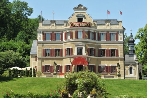ARD STURM DER LIEBE - FÜRSTENHOF, am undefined (0.0.) um  Uhr im ERSTEN.
Der Fürstenhof, ein fiktives oberbayerisches Luxushotel, ist Schauplatz der erfolgreichsten Telenovela im deutschen Fernsehen. Foto: Fürstenhof im Sommer.
© ARD/Ann Paur, honorarfrei - Verwendung gemäß der AGB im engen inhaltlichen, redaktionellen Zusammenhang mit genannter ARD-Sendung bei Nennung "Bild: ARD/Ann Paur" (S1). ARD-Programmdirektion/Bildredaktion, Tel: 089/5900-4302, Fax: 089/550-1259, bildredaktion@DasErste.de