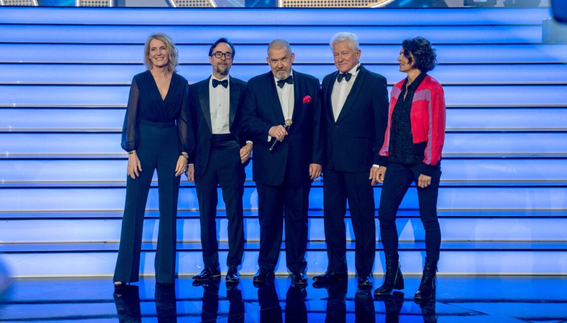 ARD/NDR 75 JAHRE ARD - DIE GROSSE JUBILÄUMSSHOW, am Samstag (05.04.25) um 20:15 Uhr im ERSTEN.
Maria Furtwängler, Jan Josef Liefers, Dietmar Bär, Miroslav Nemec, Ulrike Folkerts (v.l.)
© NDR/Thorsten Jander, honorarfrei - Verwendung gemäß der AGB im engen inhaltlichen, redaktionellen Zusammenhang mit genannter NDR-Sendung und bei Nennung "Bild: NDR/Thorsten Jander" (S2). NDR Presse und Information/Fotoredaktion, Tel: 040/4156-2333 oder -2305, pressefoto@ndr.de