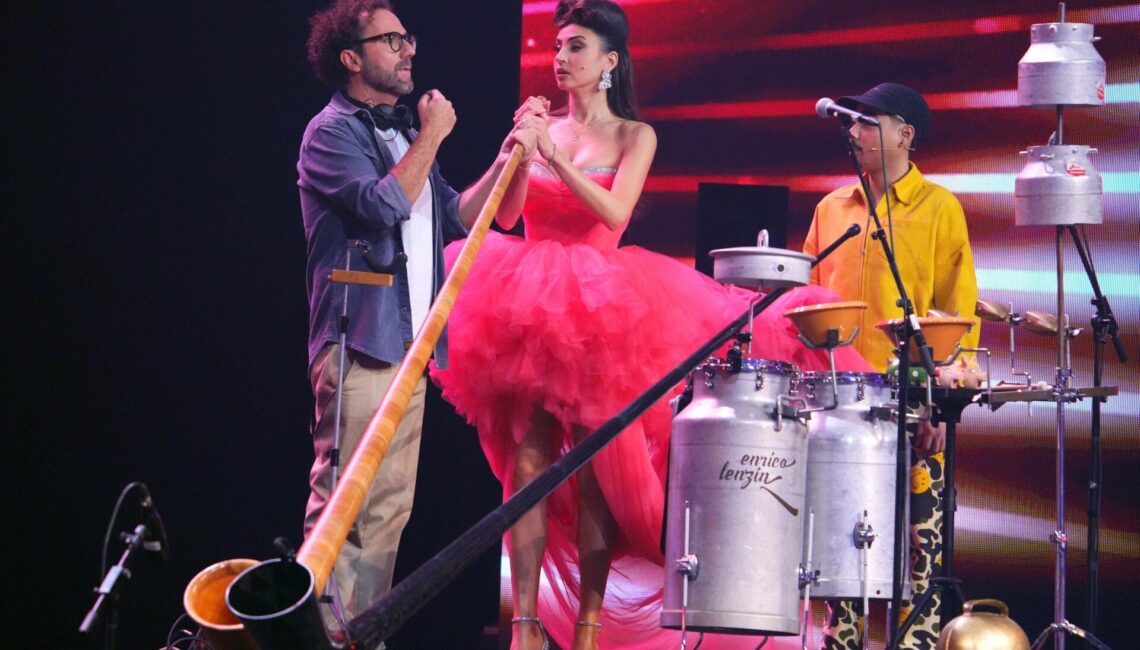 Achtung Sperrfrist bis eine Woche vor Ausstrahlung am 28.03.2025 

Alphorn-Musiker Enrico Peter Lenzin (l.) aus der Schweiz hat die Jurymitglieder Ekaterina Leonova und Tony Bauer zu sich auf die Bühne geholt.


+++ Die Verwendung des sendungsbezogenen Materials ist nur mit dem Hinweis und Verlinkung auf RTL+ gestattet. +++