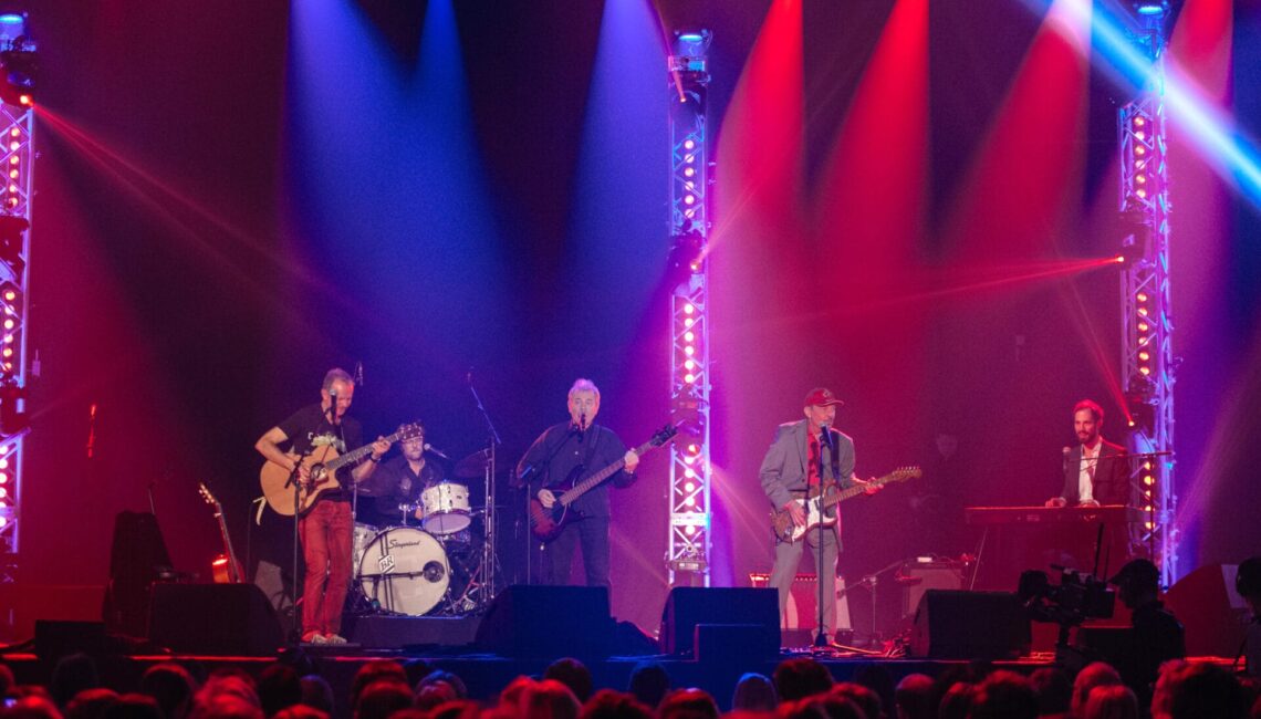 BR Fernsehen WILLY ASTOR 30 JAHRE BÜHNENHONIG, "Kabarettistische Höhepunkte mit Gerhard Polt und Piet Klocke", am Dienstag (22.04.25) um 00:00 Uhr.
Willy Astor und Musiker der "Spider Murphy Gang". Seit 30 Jahren steht Willy Astor auf der Bühne. Bei seiner Jubiläumsshow "Bühnenhonig" sind einige seiner Weggefährten und Künstlerfreunde mit dabei. Bereits zugesagt haben Gerhard Polt und Otto Waalkes, die bayerische Kultband Spider Murphy Gang und Max Mutzke. Weiteres Bildmaterial finden Sie unter www.br-foto.de.
© BR/Julia Müller, honorarfrei - Verwendung gemäß der AGB im engen inhaltlichen, redaktionellen Zusammenhang mit genannter BR-Sendung und bei Nennung "Bild: BR/Julia Müller" (S2). BR/Bildmanagement, Tel: 089/5900-33133, Fax: -10585, Bildmanagement@br.de, www.br-foto.de