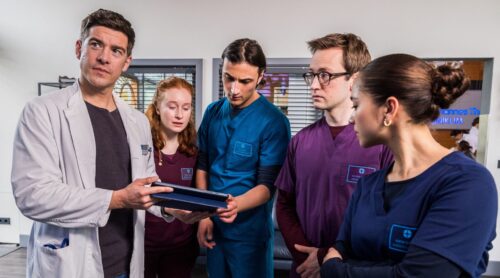 ARD IN ALLER FREUNDSCHAFT - DIE JUNGEN ÄRZTE, Vorabend-Weekly, immer donnerstags um 18.50 Uhr im Ersten.
Im Bild (v.l.n.r.): Dr. Ben Ahlbeck (Philipp Danne), Tamar Hummel (Linda Kummer), Ivo Maric (Jakob D'Aprile), Oliver Probst (Arne Kertész) und Sofia Galura (Olivia Papoli-Barawati).
© ARD/Saxonia Media/Michael Kremer, honorarfrei - Verwendung gemäß der AGB im engen inhaltlichen, redaktionellen Zusammenhang mit genannter ARD-Sendung bei Nennung "Bild: ARD/Saxonia Media/Michael Kremer" (S2). ARD-Programmdirektion/Bildredaktion, pressefoto.daserste@ard.de / Weiterer Text über ots und www.presseportal.de/nr/6694 / Die Verwendung dieses Bildes für redaktionelle Zwecke ist unter Beachtung aller mitgeteilten Nutzungsbedingungen zulässig und dann auch honorarfrei. Veröffentlichung ausschließlich mit Bildrechte-Hinweis.