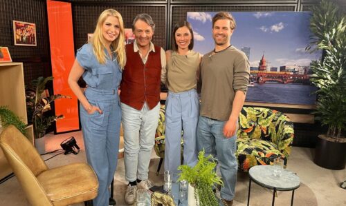 Tanja Bülter mit Wolfgang Bahro, Anna-Katharina Fecher und Onno Buß (v.l.) im GZSZ Webtalk.

+++ Die Verwendung des sendungsbezogenen Materials ist nur mit dem Hinweis und Verlinkung auf RTL+ gestattet. +++