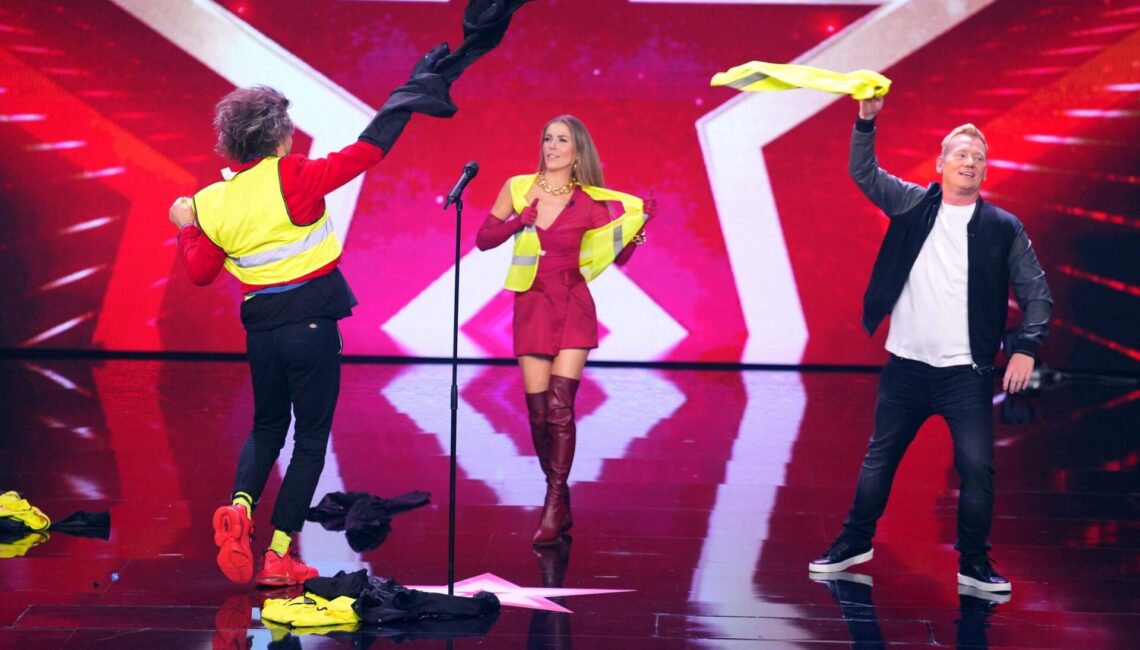 Achtung Sperrfrist bis eine Woche vor Ausstrahlung am 28.03.2025 

Vigo Venn aus England (l.) präsentiert eine Comedy-Performance mit Warnwesten. Die Moderatoren Victoria Swarovski und Jens Knossi Knossalla sind begeistert.


+++ Die Verwendung des sendungsbezogenen Materials ist nur mit dem Hinweis und Verlinkung auf RTL+ gestattet. +++