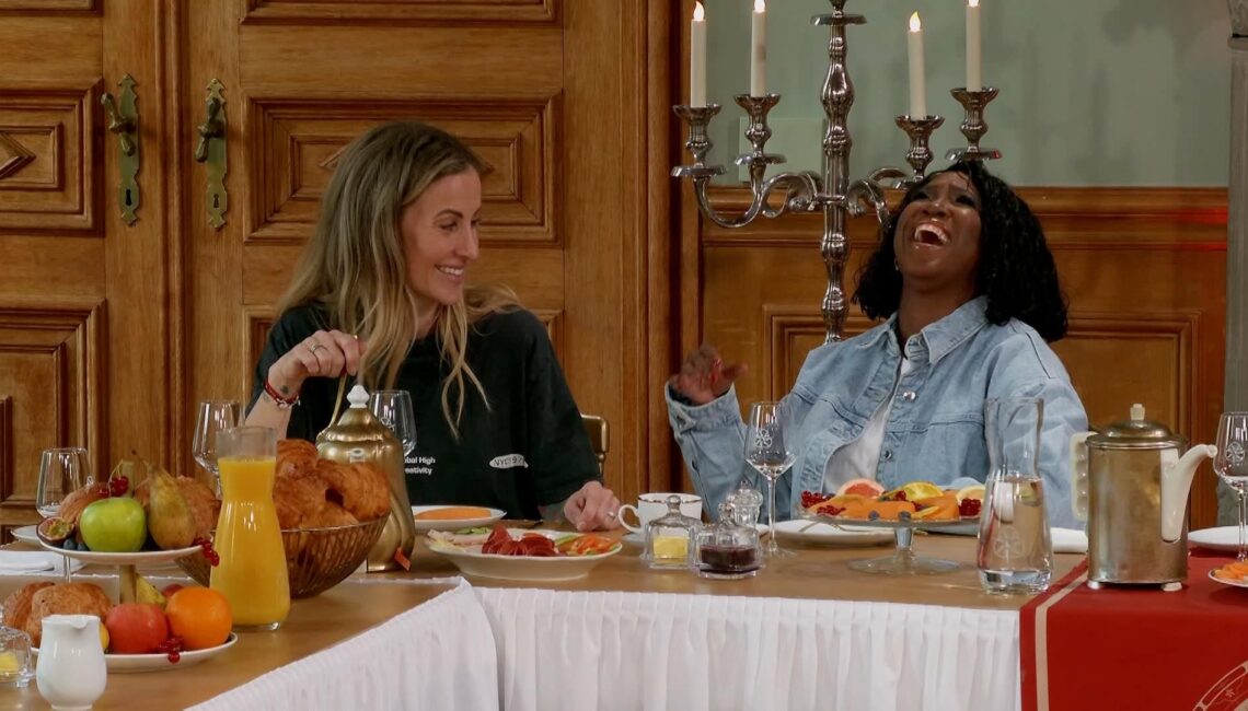 Charlotte Würdig (l.) und Motsi Mabuse beim letzten Frühstück.

+++ Die Verwendung des sendungsbezogenen Materials ist nur mit dem Hinweis und Verlinkung auf RTL+ gestattet. +++