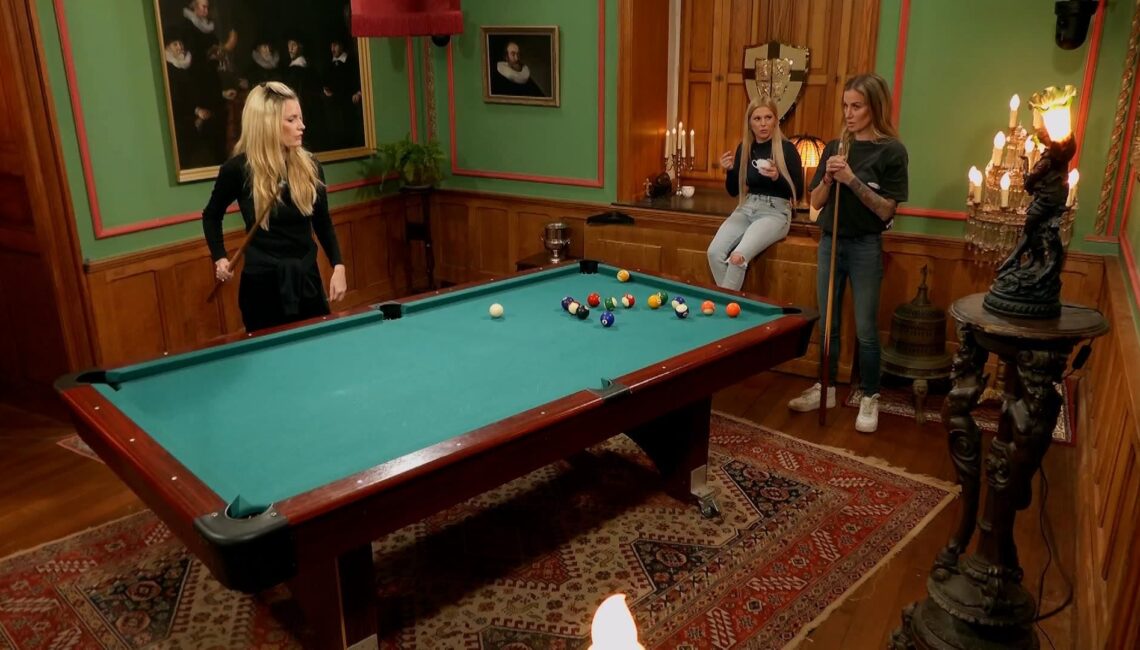 V.l.: Mirja du Mont, Marie Reim und Charlotte Würdig besprechen das weitere Vorgehen.

+++ Die Verwendung des sendungsbezogenen Materials ist nur mit dem Hinweis und Verlinkung auf RTL+ gestattet. +++