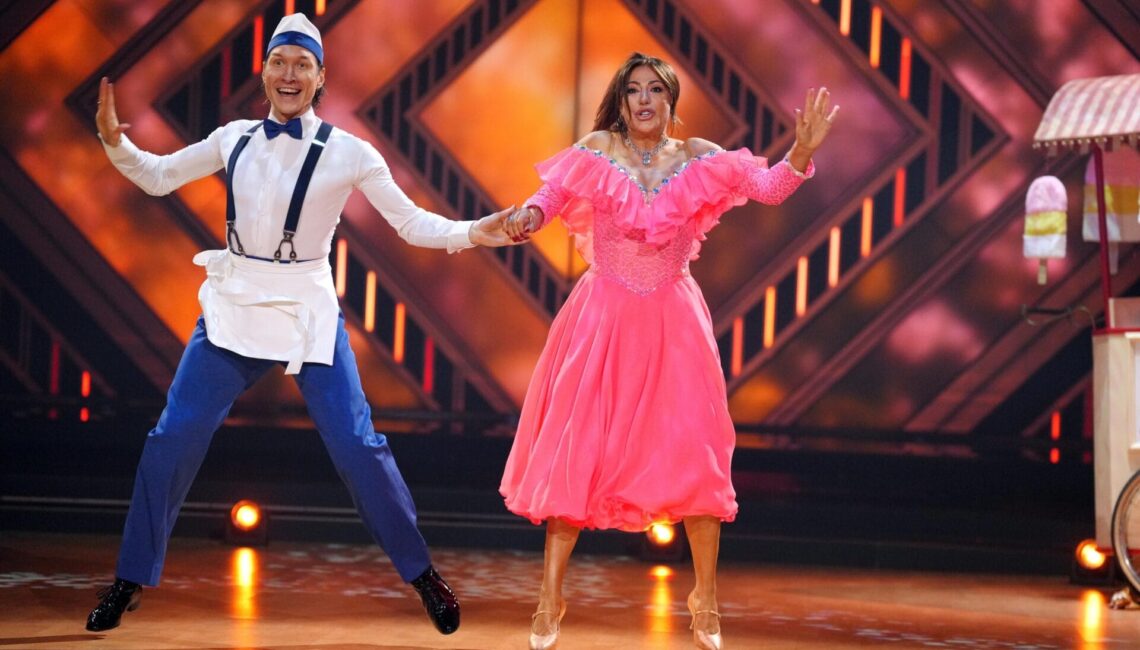 Simone Thomalla und Evgeny Vinokurov tanzen Quickstep.

+++ Die Verwendung des sendungsbezogenen Materials ist nur mit dem Hinweis und Verlinkung auf RTL+ gestattet. +++