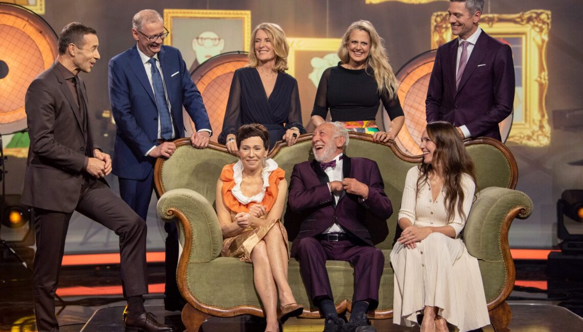 ARD/NDR 75 JAHRE ARD - DIE GROSSE JUBILÄUMSSHOW, am Samstag (05.04.25) um 20:15 Uhr im ERSTEN.
Reihe oben v.l.: Kai Pflaume, Günther Jauch, Maria Furtwängler, Barbara Schöneberger, Ingo Zamperoni; auf dem Sofa: Iris Berben, Dieter Hallervorden, Carolin Kebekus
© NDR/Thorsten Jander, honorarfrei - Verwendung gemäß der AGB im engen inhaltlichen, redaktionellen Zusammenhang mit genannter NDR-Sendung und bei Nennung "Bild: NDR/Thorsten Jander" (S2). NDR Presse und Information/Fotoredaktion, Tel: 040/4156-2333 oder -2305, pressefoto@ndr.de