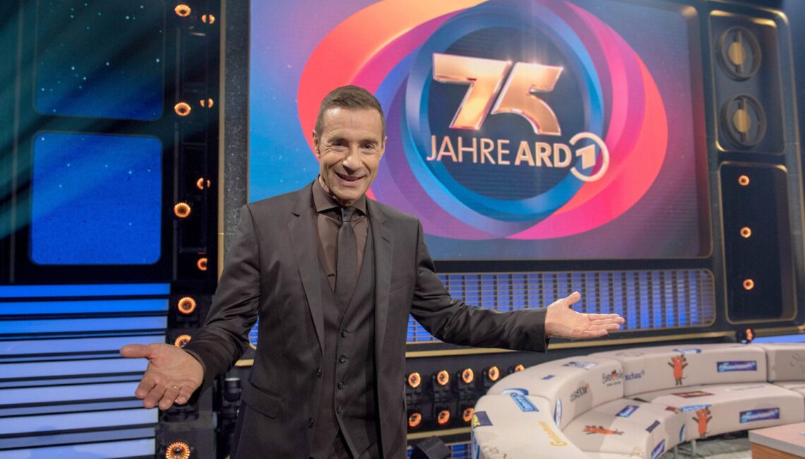 ARD/NDR 75 JAHRE ARD - DIE GROSSE JUBILÄUMSSHOW, am Samstag (05.04.25) um 20:15 Uhr im ERSTEN.
Moderator Kai Pflaume
© NDR/Thorsten Jander, honorarfrei - Verwendung gemäß der AGB im engen inhaltlichen, redaktionellen Zusammenhang mit genannter NDR-Sendung und bei Nennung "Bild: NDR/Thorsten Jander" (S2). NDR Presse und Information/Fotoredaktion, Tel: 040/4156-2333 oder -2305, pressefoto@ndr.de