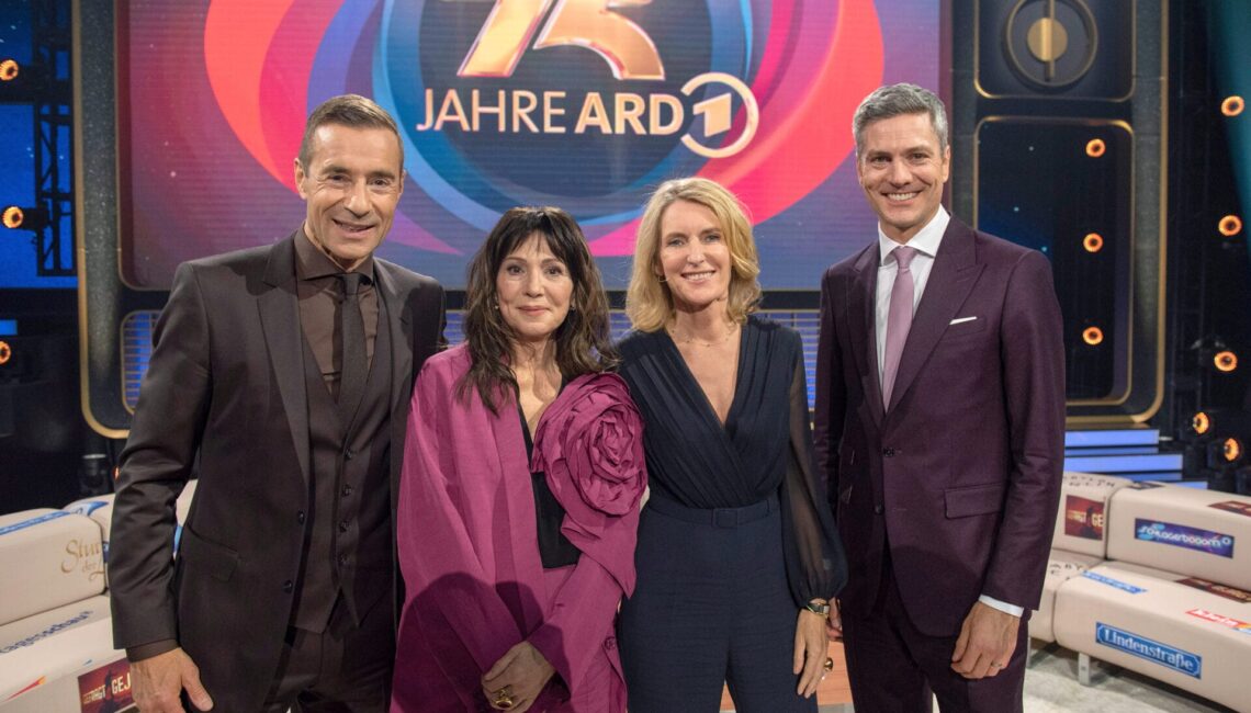ARD/NDR 75 JAHRE ARD - DIE GROSSE JUBILÄUMSSHOW, am Samstag (05.04.25) um 20:15 Uhr im ERSTEN.
Kai Pflaume, Iris Berben, Maria Furtwängler, Ingo Zamperoni (v.l.)
© NDR/Thorsten Jander, honorarfrei - Verwendung gemäß der AGB im engen inhaltlichen, redaktionellen Zusammenhang mit genannter NDR-Sendung und bei Nennung "Bild: NDR/Thorsten Jander" (S2). NDR Presse und Information/Fotoredaktion, Tel: 040/4156-2333 oder -2305, pressefoto@ndr.de