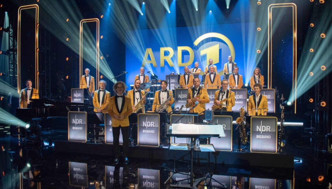 ARD/NDR 75 JAHRE ARD - DIE GROSSE JUBILÄUMSSHOW, am Samstag (05.04.25) um 20:15 Uhr im ERSTEN.
Die NDR Big Band begleitet den Abend musikalisch
© NDR/Thorsten Jander, honorarfrei - Verwendung gemäß der AGB im engen inhaltlichen, redaktionellen Zusammenhang mit genannter NDR-Sendung und bei Nennung "Bild: NDR/Thorsten Jander" (S2). NDR Presse und Information/Fotoredaktion, Tel: 040/4156-2333 oder -2305, pressefoto@ndr.de