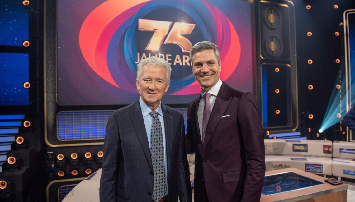 ARD/NDR 75 JAHRE ARD - DIE GROSSE JUBILÄUMSSHOW, am Samstag (05.04.25) um 20:15 Uhr im ERSTEN.
Patrick Duffy und Ingo Zamperoni
© NDR/Thorsten Jander, honorarfrei - Verwendung gemäß der AGB im engen inhaltlichen, redaktionellen Zusammenhang mit genannter NDR-Sendung und bei Nennung "Bild: NDR/Thorsten Jander" (S2). NDR Presse und Information/Fotoredaktion, Tel: 040/4156-2333 oder -2305, pressefoto@ndr.de