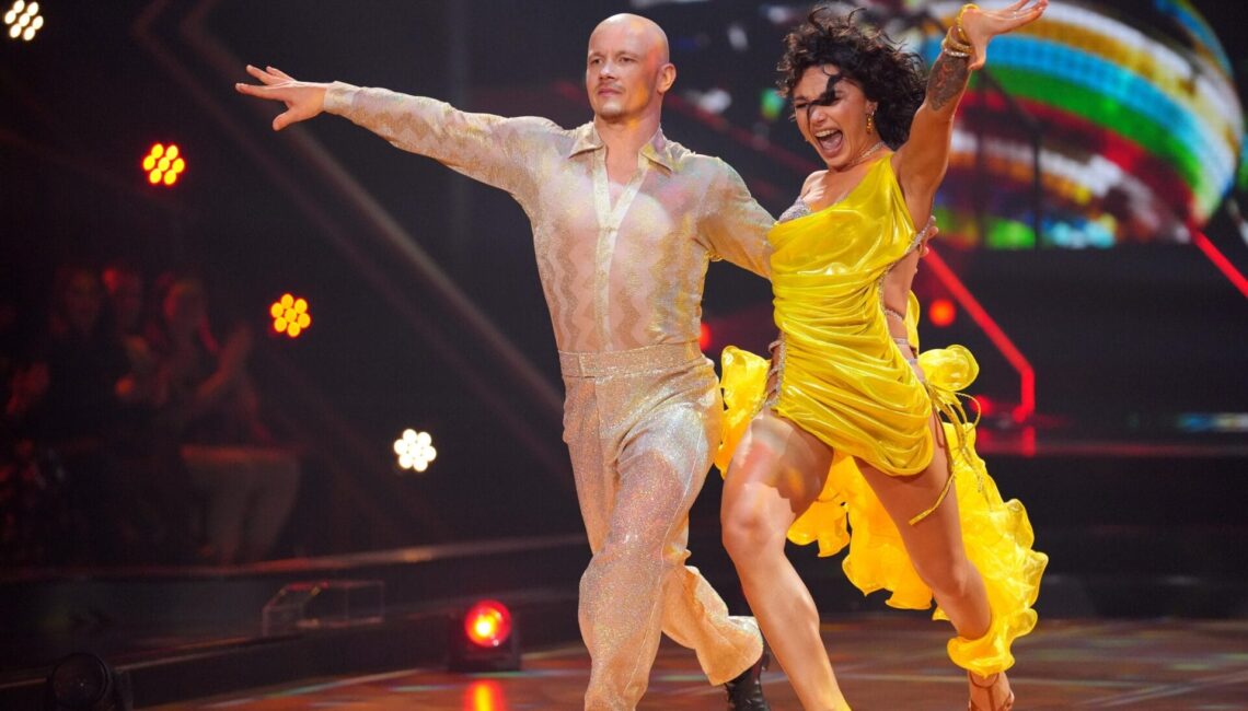 Fabian Hambüchen und Anastasia Maruster tanzen Samba.

+++ Die Verwendung des sendungsbezogenen Materials ist nur mit dem Hinweis und Verlinkung auf RTL+ gestattet. +++