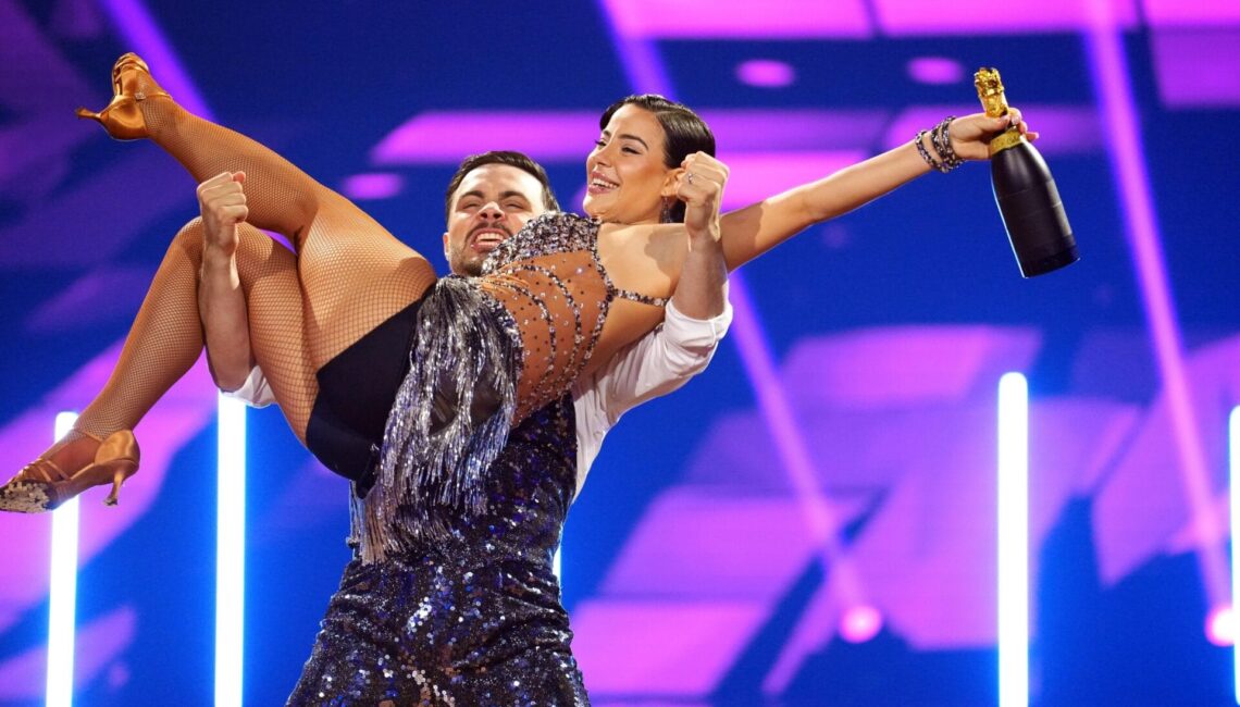 Leyla Lahouar und Sergiu Maruster tanzen Charleston.

+++ Die Verwendung des sendungsbezogenen Materials ist nur mit dem Hinweis und Verlinkung auf RTL+ gestattet. +++