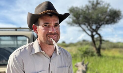 Rinderzüchter Marco aus Omaheke, Namibia.

+++ Die Verwendung des sendungsbezogenen Materials ist nur mit dem Hinweis und Verlinkung auf RTL+ gestattet. +++