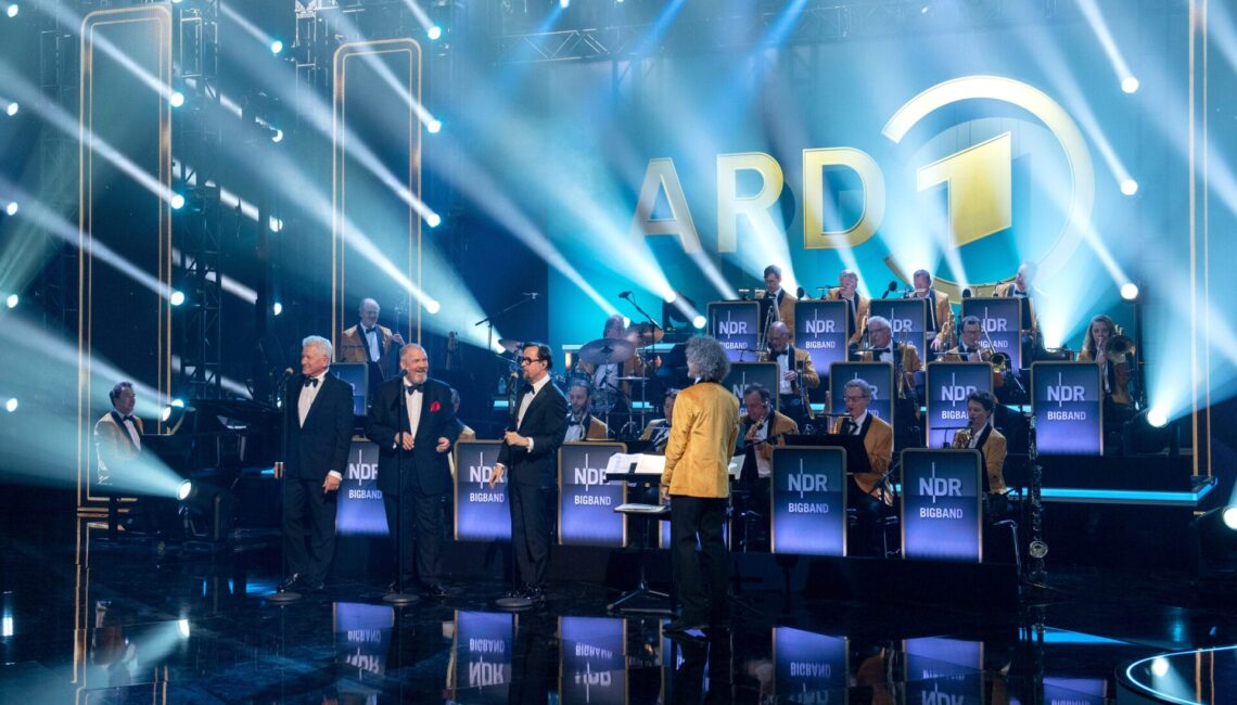 ARD/NDR 75 JAHRE ARD - DIE GROSSE JUBILÄUMSSHOW, am Samstag (05.04.25) um 20:15 Uhr im ERSTEN.
Die 3 "Tatort"-Tenöre Miroslav Nemec, Dietmar Bär und Jan Josef Liefers (v.l.) mit der NDR Bigband
© NDR/Thorsten Jander, honorarfrei - Verwendung gemäß der AGB im engen inhaltlichen, redaktionellen Zusammenhang mit genannter NDR-Sendung und bei Nennung "Bild: NDR/Thorsten Jander" (S2). NDR Presse und Information/Fotoredaktion, Tel: 040/4156-2333 oder -2305, pressefoto@ndr.de