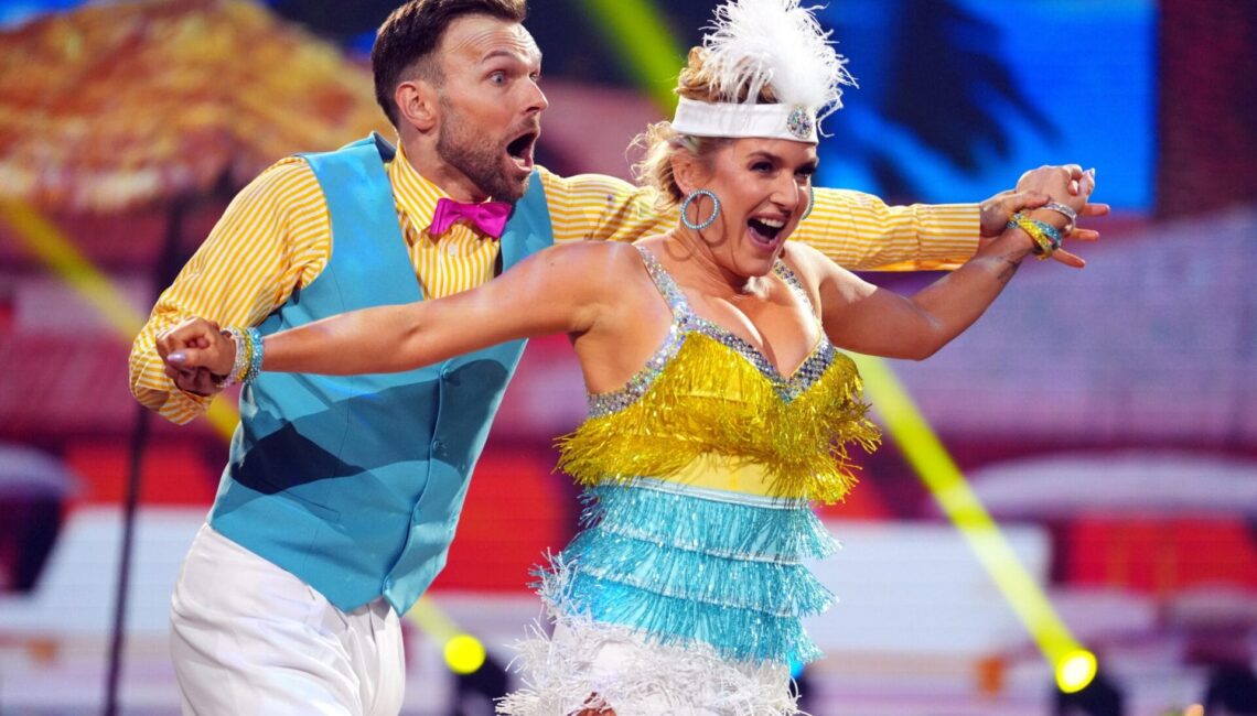 Jeanette Biedermann und Vadim Garbuzov tanzen Charleston.

+++ Die Verwendung des sendungsbezogenen Materials ist nur mit dem Hinweis und Verlinkung auf RTL+ gestattet. +++