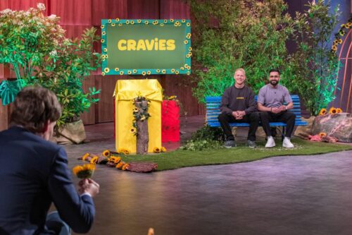 Rio Leonhardt (l.) und Siddik Turhalli präsentieren mit CRAVIES Sonnenblumenkerne mit Geschmack. Sie erhoffen sich ein Investment von 200.000 Euro für 10 Prozent der Firmenanteile.


+++ Die Verwendung des sendungsbezogenen Materials ist nur mit dem Hinweis und Verlinkung auf RTL+ gestattet. +++