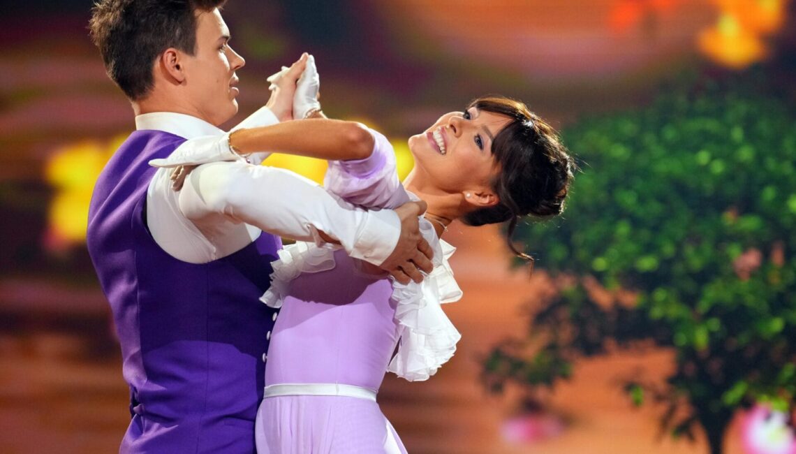 Taliso Engel und Patricija Ionel tanzen Slowfox.

+++ Die Verwendung des sendungsbezogenen Materials ist nur mit dem Hinweis und Verlinkung auf RTL+ gestattet. +++