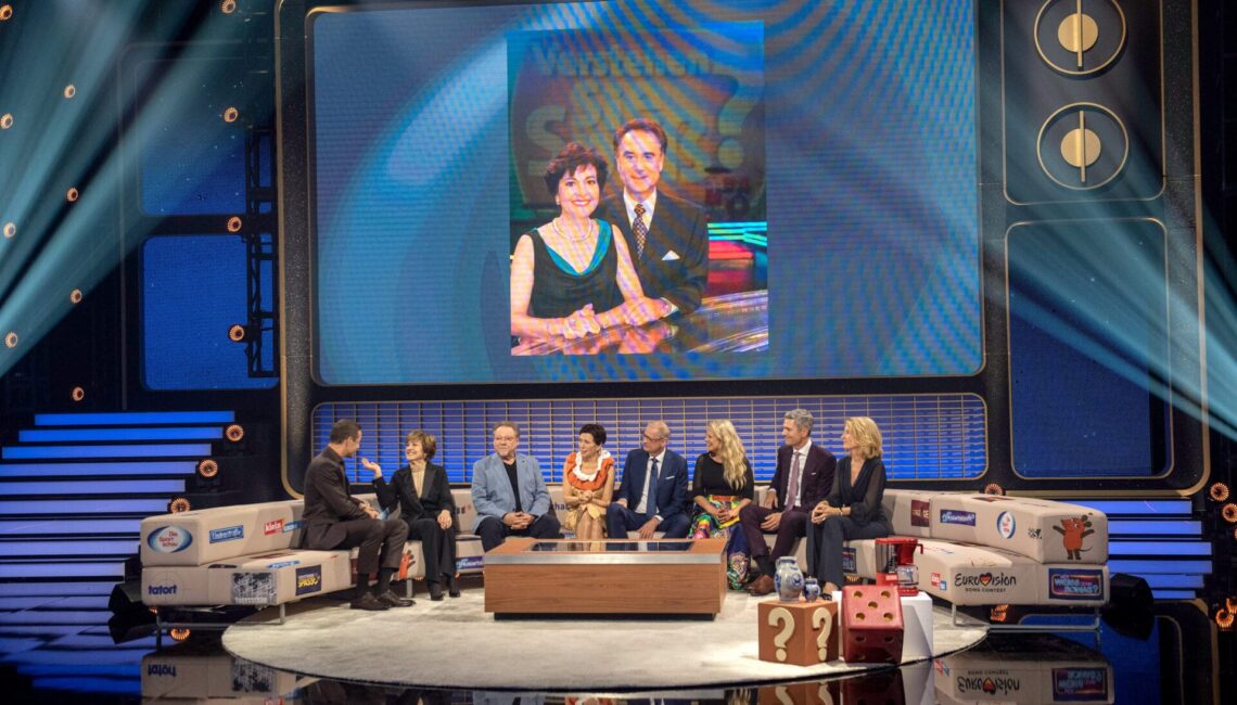 ARD/NDR 75 JAHRE ARD - DIE GROSSE JUBILÄUMSSHOW, am Samstag (05.04.25) um 20:15 Uhr im ERSTEN.
Kai Pflaume, Paola, Jürgen von der Lippe, Iris Berben, Günther Jauch, Barbara Schöneberger, Ingo Zamperoni, Maria Furtwängler (v.l.)
© NDR/Thorsten Jander, honorarfrei - Verwendung gemäß der AGB im engen inhaltlichen, redaktionellen Zusammenhang mit genannter NDR-Sendung und bei Nennung "Bild: NDR/Thorsten Jander" (S2). NDR Presse und Information/Fotoredaktion, Tel: 040/4156-2333 oder -2305, pressefoto@ndr.de