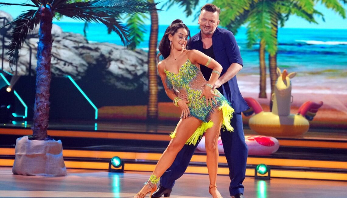 Ben Zucker und Malika Dzumaev tanzen Cha Cha Cha.

+++ Die Verwendung des sendungsbezogenen Materials ist nur mit dem Hinweis und Verlinkung auf RTL+ gestattet. +++