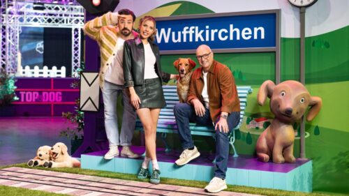 Das Kommentatoren-Duo Jan Köppen (l.) und Frank "Buschi" Buschmann mit der neuen Field-Reporterin Victoria Swarovski und Hündin Pebbles im Top Dog Set.

+++ Die Verwendung des sendungsbezogenen Materials ist nur mit dem Hinweis und Verlinkung auf RTL+ gestattet. +++