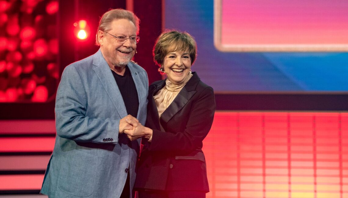 ARD/NDR 75 JAHRE ARD - DIE GROSSE JUBILÄUMSSHOW, am Samstag (05.04.25) um 20:15 Uhr im ERSTEN.
Jürgen von der Lippe und Paola
© NDR/Thorsten Jander, honorarfrei - Verwendung gemäß der AGB im engen inhaltlichen, redaktionellen Zusammenhang mit genannter NDR-Sendung und bei Nennung "Bild: NDR/Thorsten Jander" (S2). NDR Presse und Information/Fotoredaktion, Tel: 040/4156-2333 oder -2305, pressefoto@ndr.de