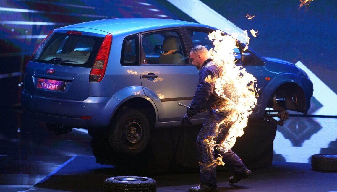 Joe Tödtling aus Österreich präsentiert eine Feuer-Show.


+++ Die Verwendung des sendungsbezogenen Materials ist nur mit dem Hinweis und Verlinkung auf RTL+ gestattet. +++