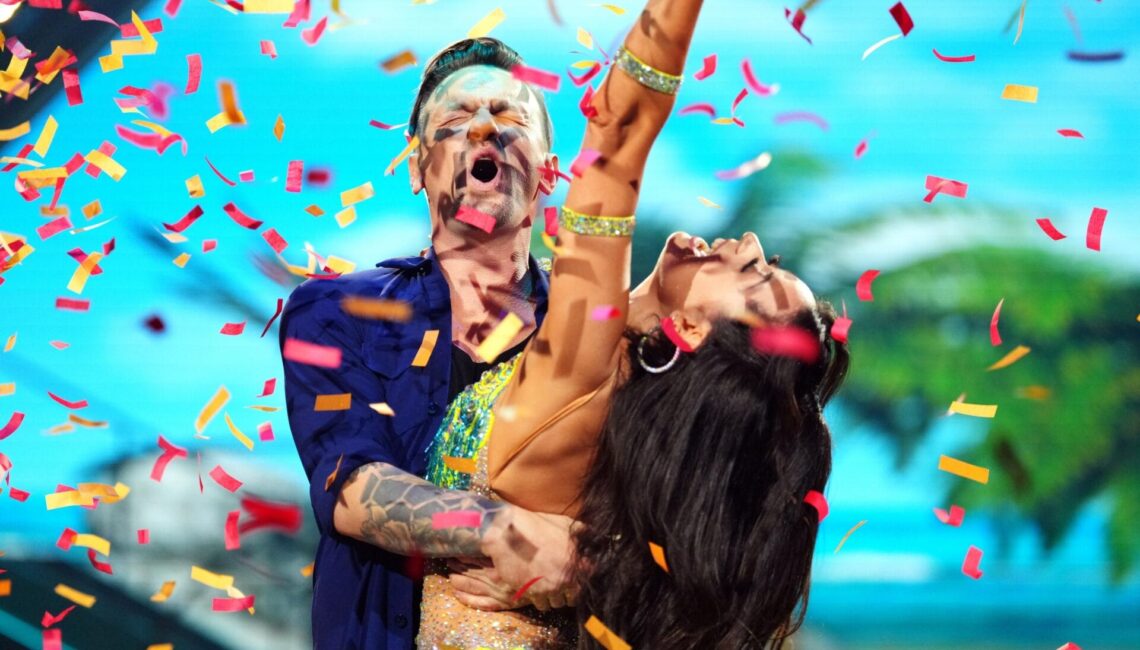 Ben Zucker und Malika Dzumaev tanzen Cha Cha Cha.

+++ Die Verwendung des sendungsbezogenen Materials ist nur mit dem Hinweis und Verlinkung auf RTL+ gestattet. +++