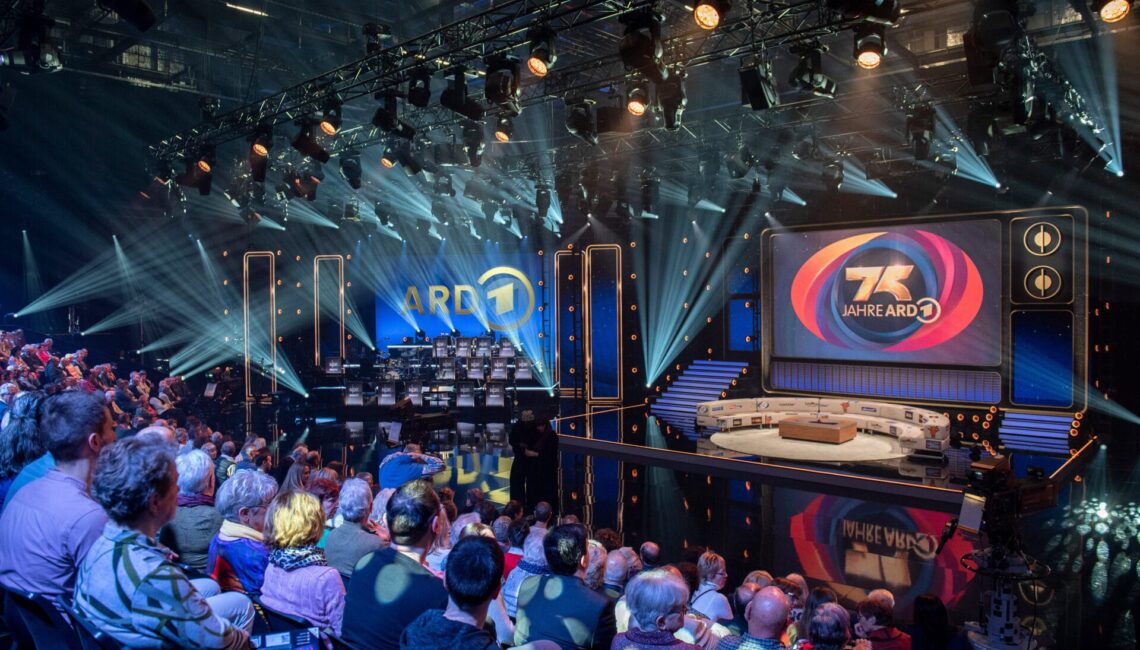ARD/NDR 75 JAHRE ARD - DIE GROSSE JUBILÄUMSSHOW, am Samstag (05.04.25) um 20:15 Uhr im ERSTEN.
Die ARD feiert mit einer großen Jubiläumsshow 75 Jahre
© NDR/Thorsten Jander, honorarfrei - Verwendung gemäß der AGB im engen inhaltlichen, redaktionellen Zusammenhang mit genannter NDR-Sendung und bei Nennung "Bild: NDR/Thorsten Jander" (S2). NDR Presse und Information/Fotoredaktion, Tel: 040/4156-2333 oder -2305, pressefoto@ndr.de