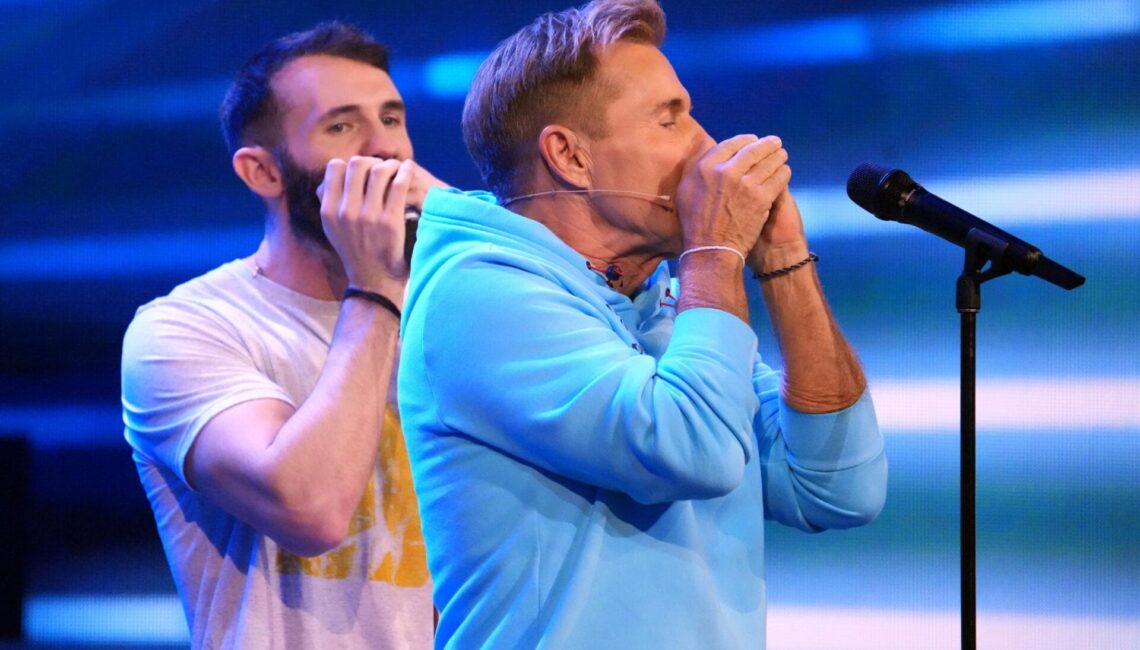 Dan Murphy aus England spielt drei Mundharmonikas mit Loop-Station. Rechts Jurymitglied Dieter Bohlen.


+++ Die Verwendung des sendungsbezogenen Materials ist nur mit dem Hinweis und Verlinkung auf RTL+ gestattet. +++