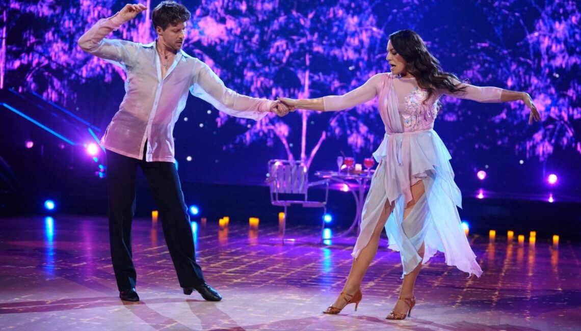 Christine Neubauer und Valentin Lusin tanzen Rumba.

+++ Die Verwendung des sendungsbezogenen Materials ist nur mit dem Hinweis und Verlinkung auf RTL+ gestattet. +++