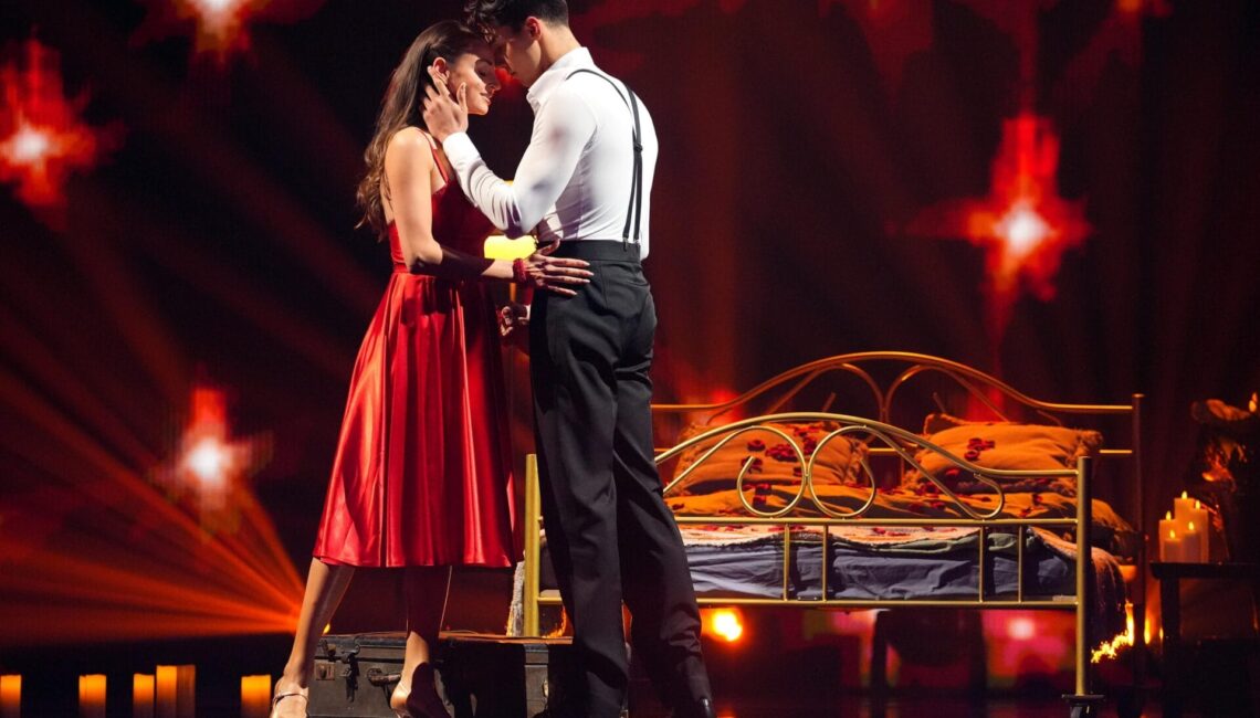 Diego Pooth und Ekaterina Leonova tanzen Wiener Walzer.

+++ Die Verwendung des sendungsbezogenen Materials ist nur mit dem Hinweis und Verlinkung auf RTL+ gestattet. +++