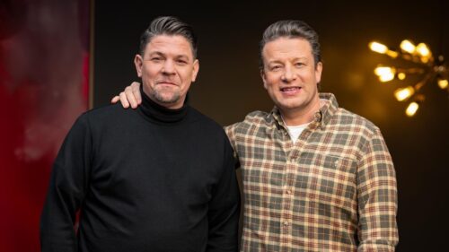 Tim Mälzer (l.), Jamie Oliver

+++ Die Verwendung des sendungsbezogenen Materials ist nur mit dem Hinweis und Verlinkung auf RTL+ gestattet. +++