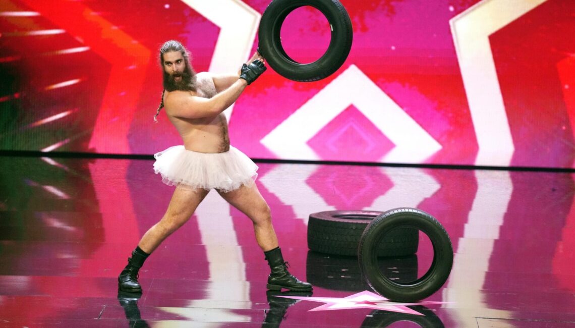 Thomas Staath aus Hindlingen präsentiert eine Autoreifen-Jonglage im Tutu.


+++ Die Verwendung des sendungsbezogenen Materials ist nur mit dem Hinweis und Verlinkung auf RTL+ gestattet. +++