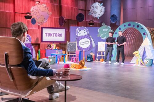 Andreas Häring und Elisha Benner präsentieren den "Löwen" den Interaktiven Lernbegleiter TukToro. Sie erhoffen sich ein Investment von 400.000 Euro für 8 Prozent der Firmenanteile.

+++ Die Verwendung des sendungsbezogenen Materials ist nur mit dem Hinweis und Verlinkung auf RTL+ gestattet. +++