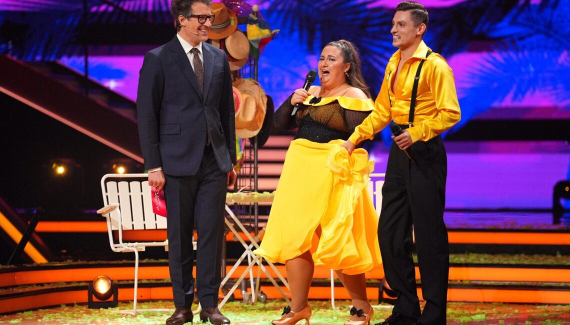 selfiesandra und Zsolt Sándor Cseke mit Moderator Daniel Hartwich (r.).

+++ Die Verwendung des sendungsbezogenen Materials ist nur mit dem Hinweis und Verlinkung auf RTL+ gestattet. +++