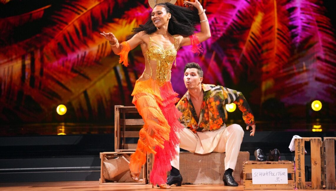 Marie Mouroum und Alexandru Ionel tanzen Samba.

+++ Die Verwendung des sendungsbezogenen Materials ist nur mit dem Hinweis und Verlinkung auf RTL+ gestattet. +++