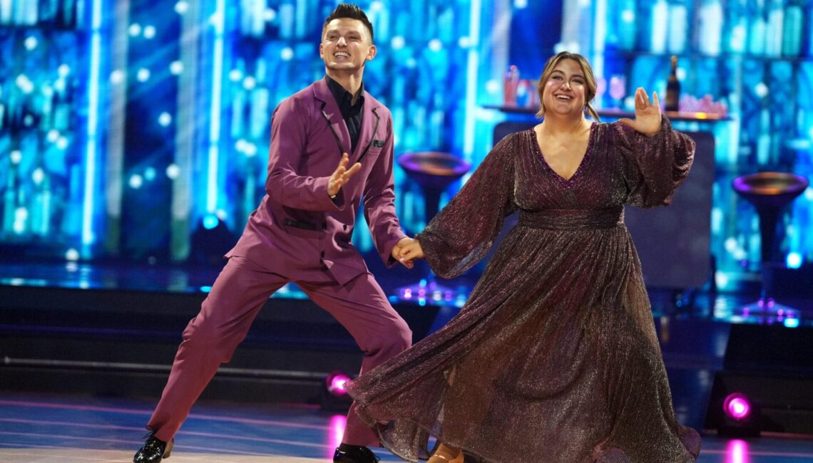 selfiesandra und Zsolt Sándor Cseke tanzen Wiener Walzer.

+++ Die Verwendung des sendungsbezogenen Materials ist nur mit dem Hinweis und Verlinkung auf RTL+ gestattet. +++