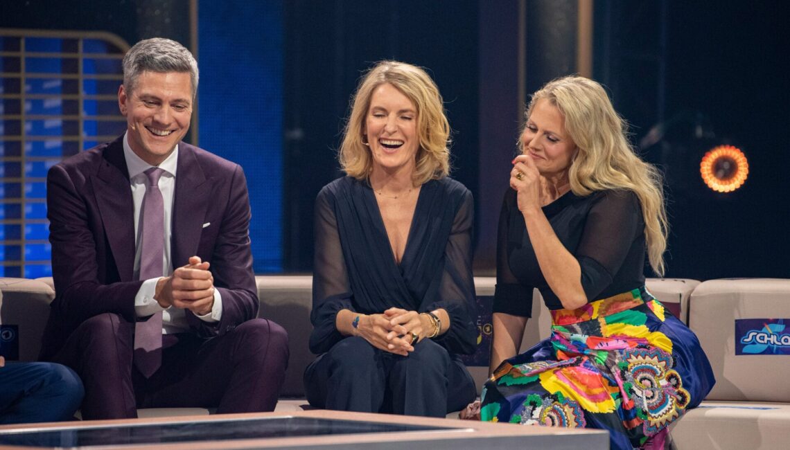 ARD/NDR 75 JAHRE ARD - DIE GROSSE JUBILÄUMSSHOW, am Samstag (05.04.25) um 20:15 Uhr im ERSTEN.
Ingo Zamperoni, Maria Furtwängler und Barbara Schöneberger
© NDR/Thorsten Jander, honorarfrei - Verwendung gemäß der AGB im engen inhaltlichen, redaktionellen Zusammenhang mit genannter NDR-Sendung und bei Nennung "Bild: NDR/Thorsten Jander" (S2). NDR Presse und Information/Fotoredaktion, Tel: 040/4156-2333 oder -2305, pressefoto@ndr.de