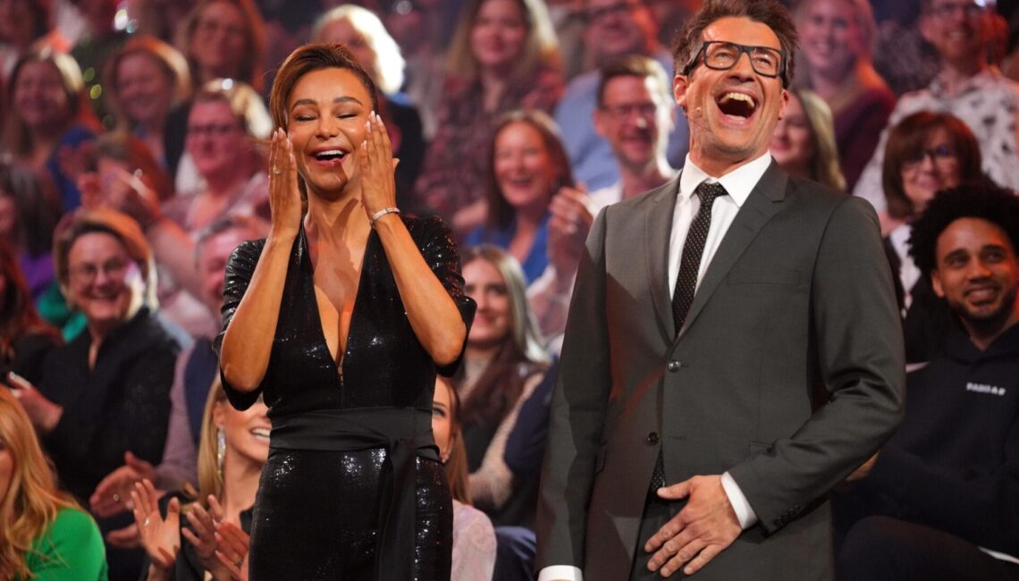 Verona Pooth mit Moderator Daniel Hartwich.

+++ Die Verwendung des sendungsbezogenen Materials ist nur mit dem Hinweis und Verlinkung auf RTL+ gestattet. +++